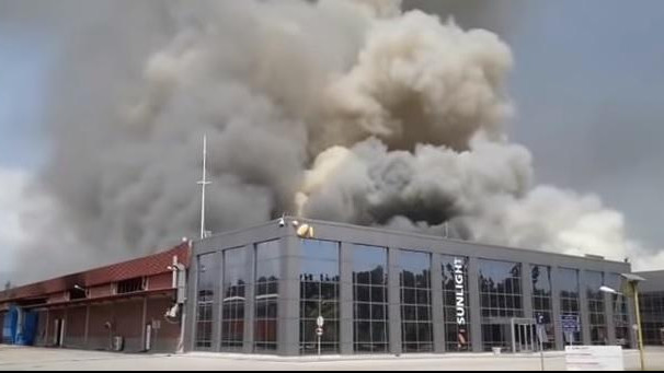 (VIDEO) DRAMA NA SEVERU GRČKE: Požar u fabrici baterija, evakuisano pet sela!